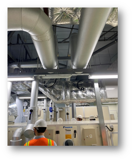 Đội ngũ kỹ sư kiểm tra vận hành hệ thống AHU Daikin và đường ống gió phòng sạch