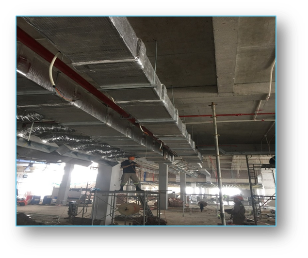 Đội ngũ kỹ sư lắp đặt tuyến ống thông gió HVAC khẩu độ lớn trần nhà ga Cát Hải