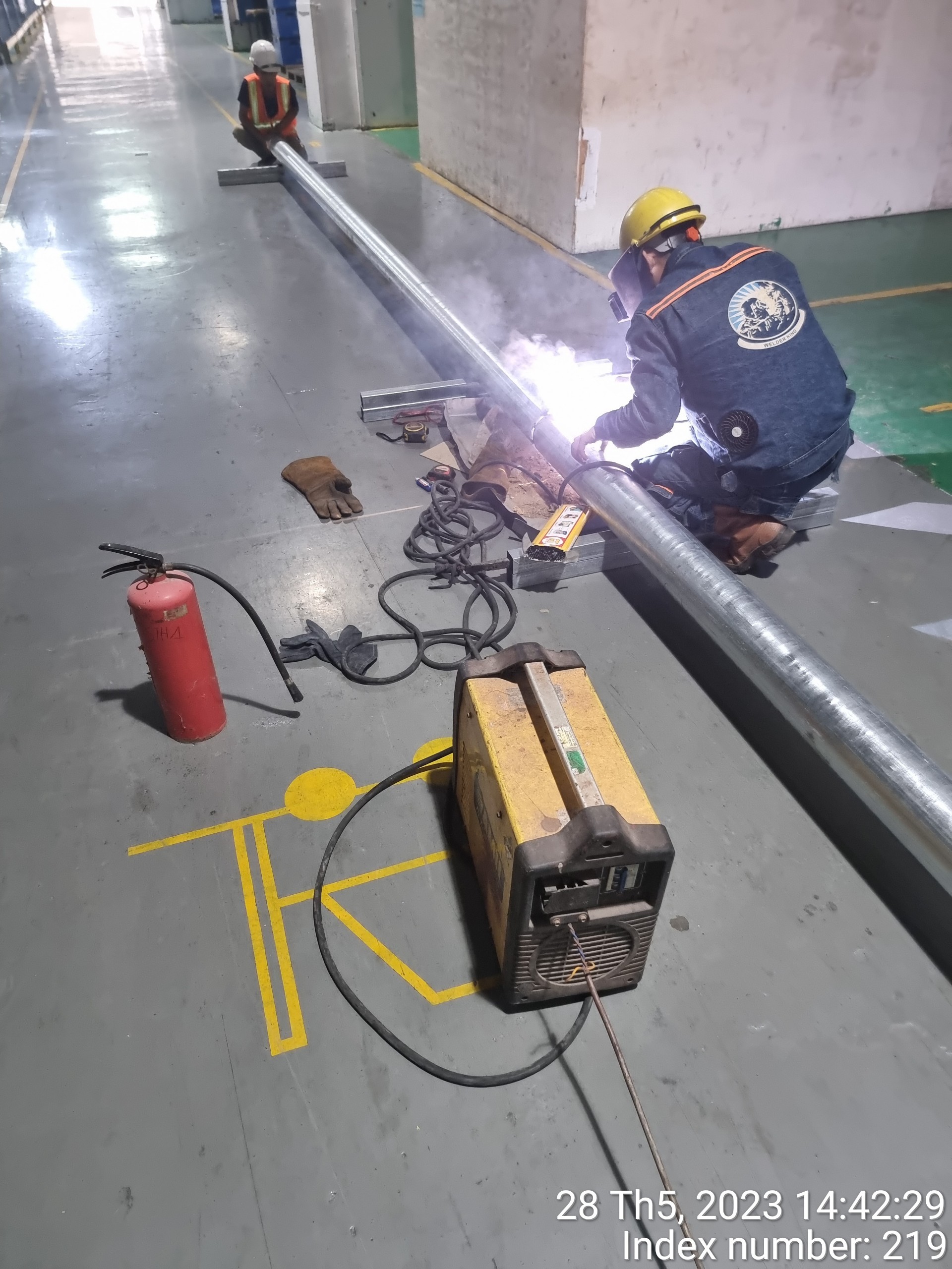 Đấu nối đường ống cấp nước giải nhiệt Cooling Tower về phòng máy Chiller trung tâm