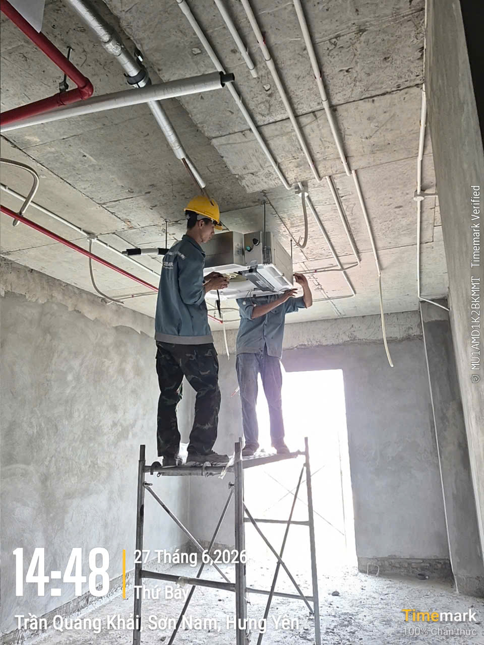 Lắp đặt cụm van điều khiển và tuyến ống cấp khí tươi hành lang bệnh viện