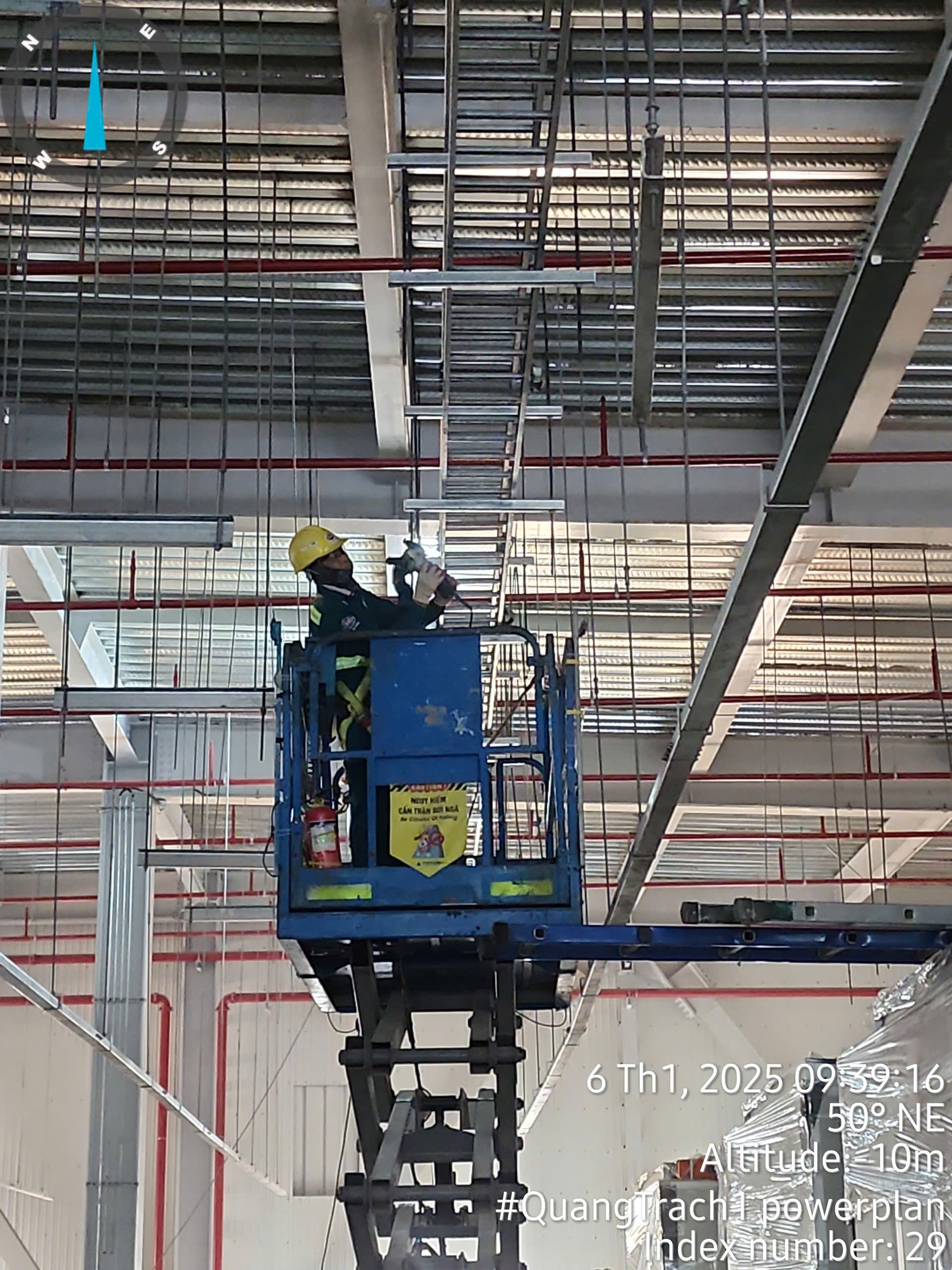 Đội ngũ kỹ sư, công nhân Trường An Comcons họp an toàn trước ca làm việc