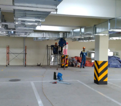 Đội ngũ kỹ sư, công nhân Trường An Comcons định vị treo lắp hệ thống thông gió